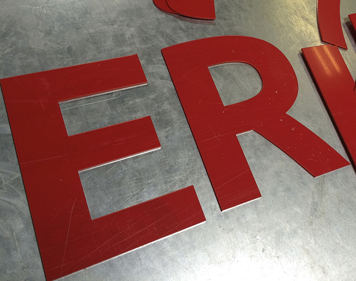 lasersnijden van letters en logo uit plexiglas acrylaatglas